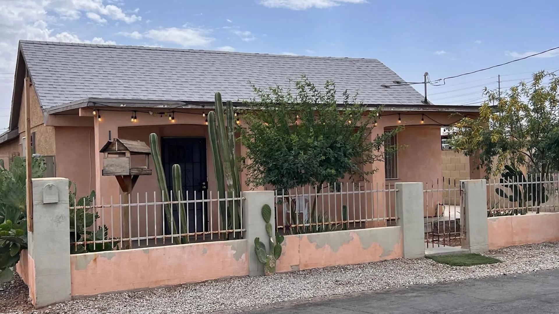 Kontakt z Secluded Downtown 3 Bedroom Home